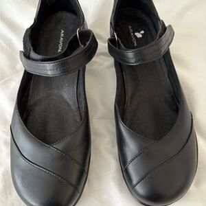 Aravon Black Flats with Diagonal Strap by New Balance